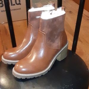 Universal threads womans boots size 8 1/2new